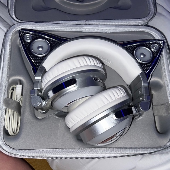 Ariana grande brooks time limited edition wireless headphones - Picture 1 of 6